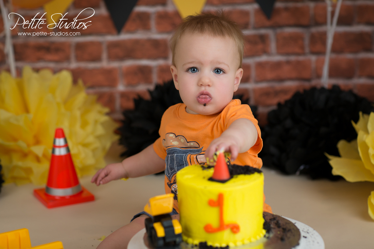 CHICAGO AND NAPERVILLE BABY PHOTOGRAPHER – CAKE SMASH – FIRST BIRTHDAY -